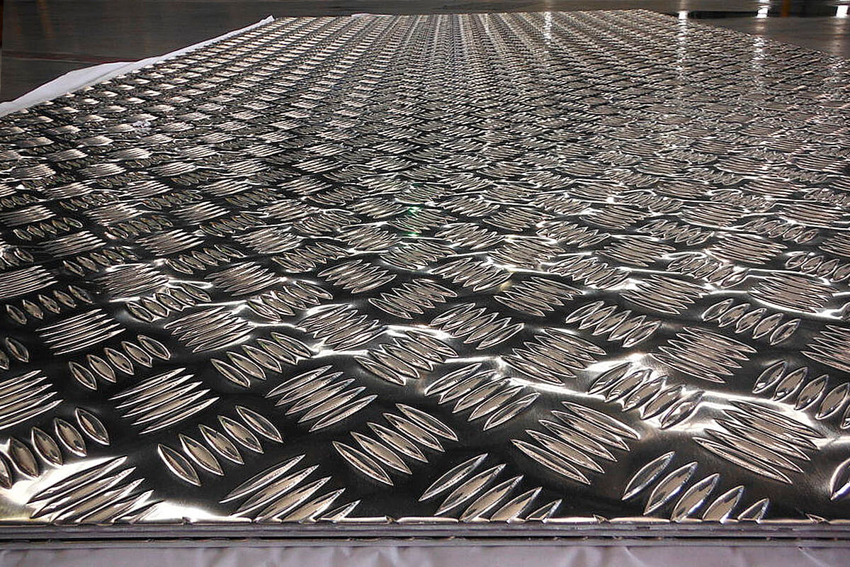 Какой толщины рифленый алюминий в кабинах лифтов. Алюминиевый рифлёный лист квинтет для тюнинга автомобиля